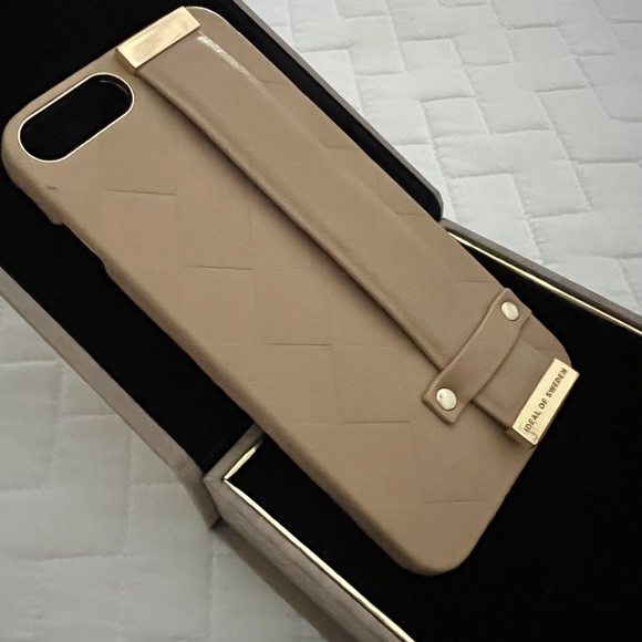 IDEAL OF SWEDEN Statement Case iPhone 8Plus Braided Light Camel, Strap Handle - Picture 3 of 10